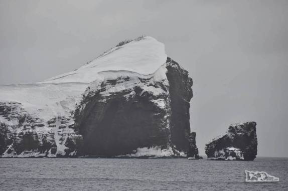 Enormes rochedos marcam a entrada da baía de Deception Island, na Antártida